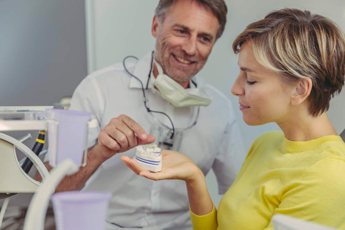 Tandarts legt uit aan patient
